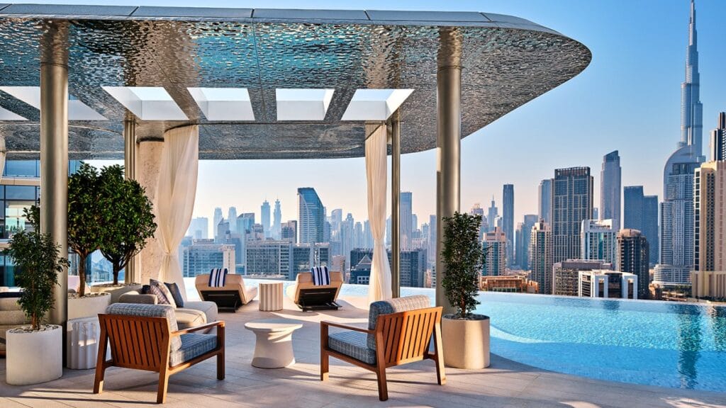 swiming pool of one of the best hotel in dubai